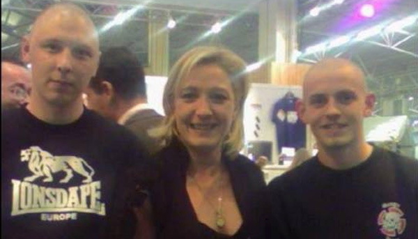 Marine Le Pen Pose A Cote De 2 Malades Du Cancer Ils Sont Si Gentils