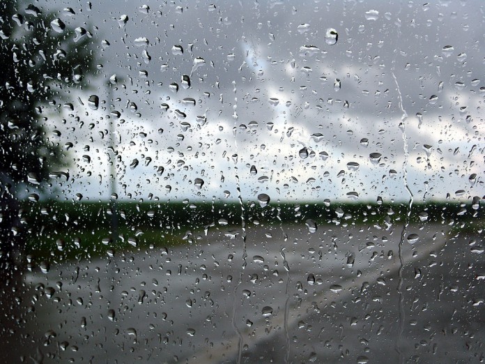 Goutelettes_de_pluie_sur_le_pare-brise