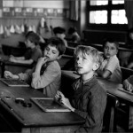 robert-doisneau-photo-enfant-l-information-scolaire-1956