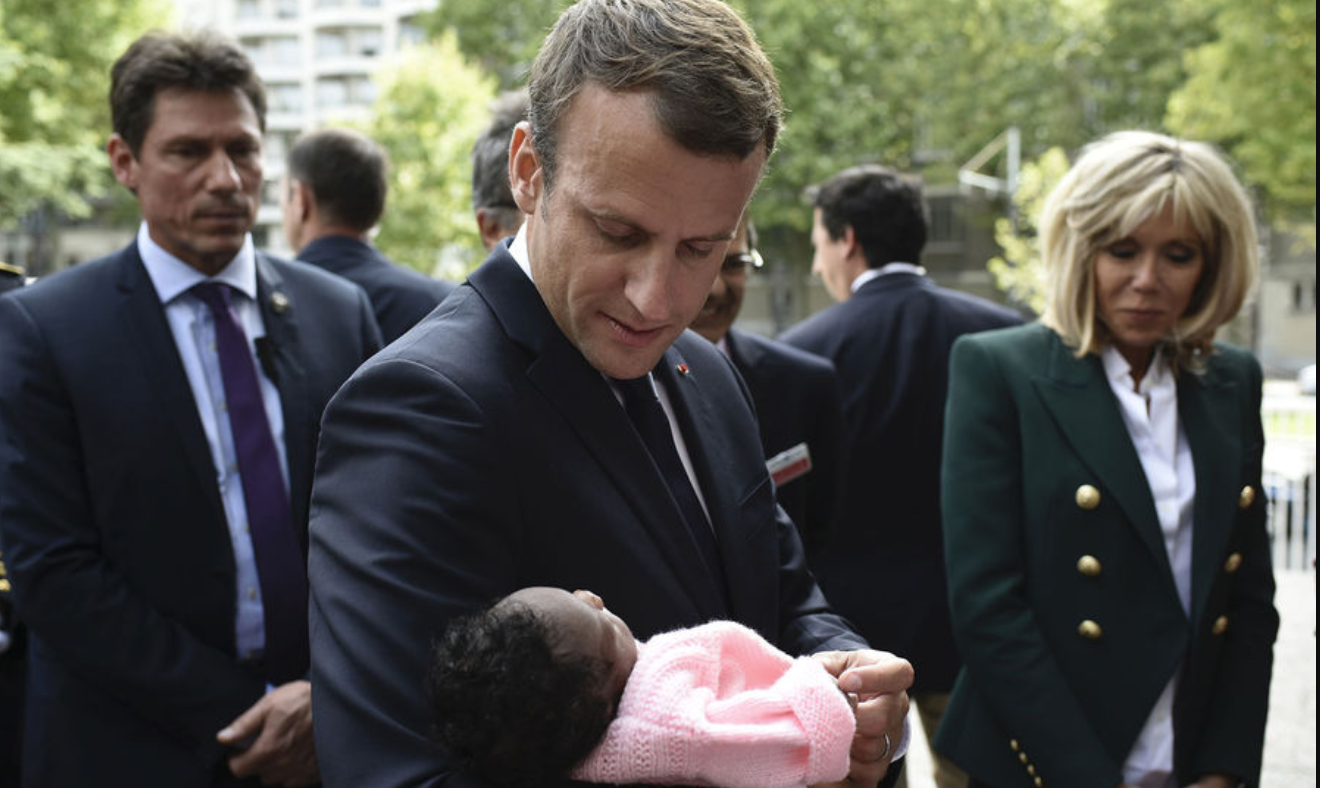 Macron Humilie Un Bebe De 11 Mois Qui L A Appele Caca