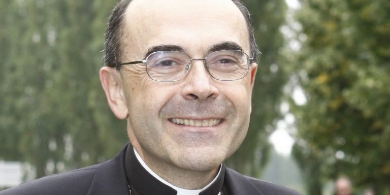 Fin de la fessée: Le cardinal Barbarin est rassuré : « au moins, la biffle est encore permise »
