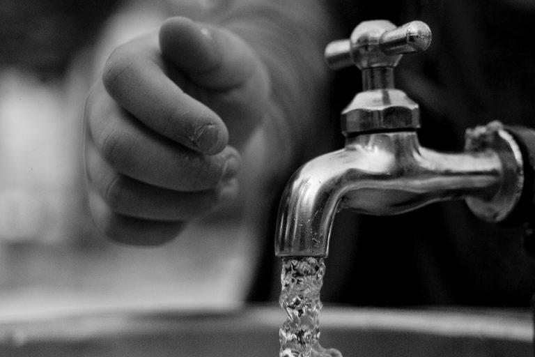Attention: l&rsquo;eau du robinet contiendrait des traces élevées d&rsquo;H2O