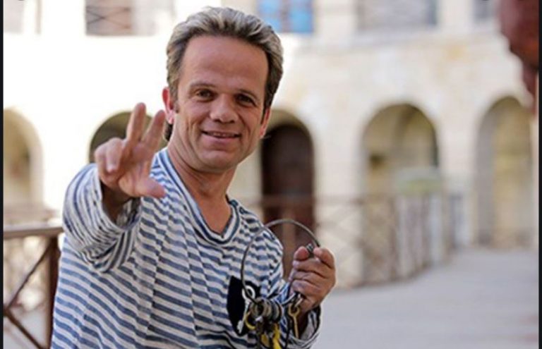 Leur fils de 6 ans était en fait un nain sociopathe de 52 ans