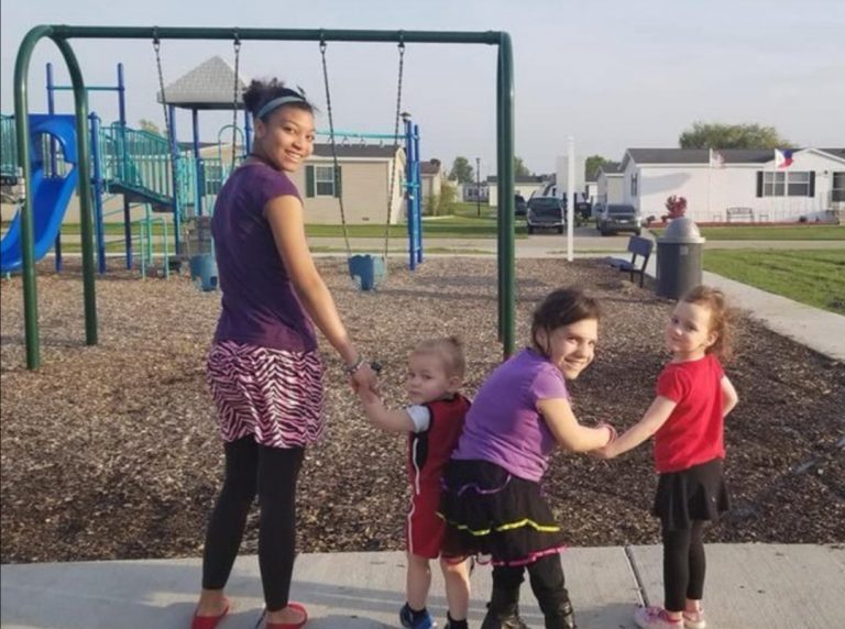 La naine sociopathe vient de tuer sa nouvelle mère adoptive pour une histoire de balançoire