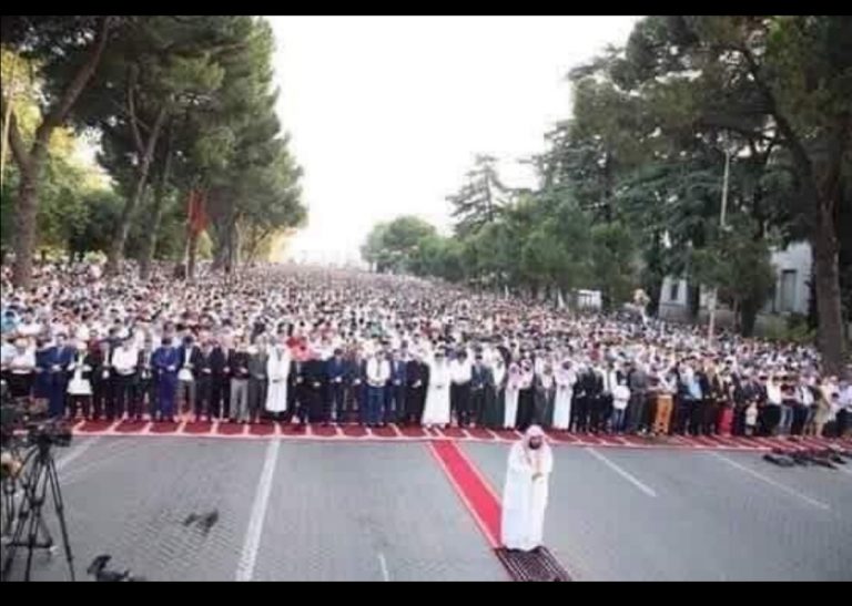 ALERTE: Sortie scolaire islamique en cours sur les Champs Elysees