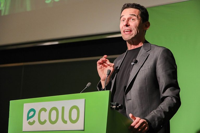 Pour fêter le sacre de Georges-Louis Bouchez, un écolo sera brûlé vif