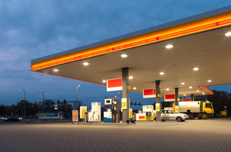 Pénuries de carburant en cours, le gouvernement conseille de foncer faire des réserves