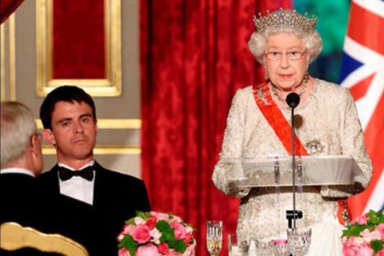 Manuel Valls demande à Elizabeth II s&rsquo;il peut avoir la place de Prince