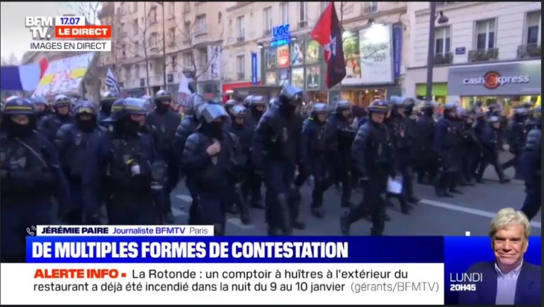 Les policiers en tête de cortège rejoignent les manifestants pour faire tomber le gouvernement