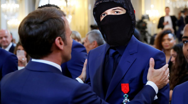 Le président des Black Bloc reçoit la légion d&rsquo;honneur pour service rendu à la Nation « Ils ont permis de faire passer nos mesures sécuritaires »