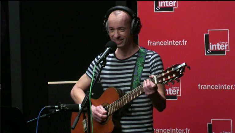 Après « Jésus est **** », Frédéric Fromet chantera demain « Mahomet est transgenre »