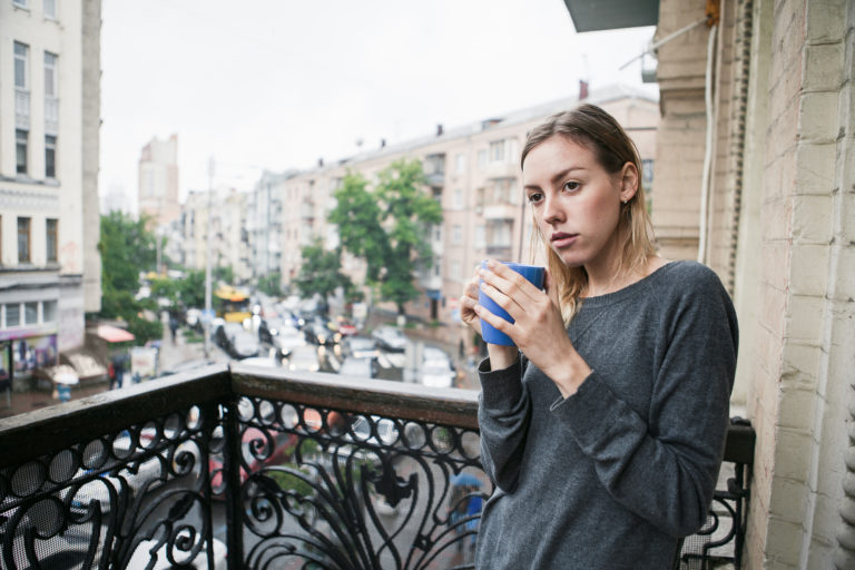 Le Coronavirus serait repoussé par les sourires et la bonne humeur, les Parisiens condamnés à une mort atroce.