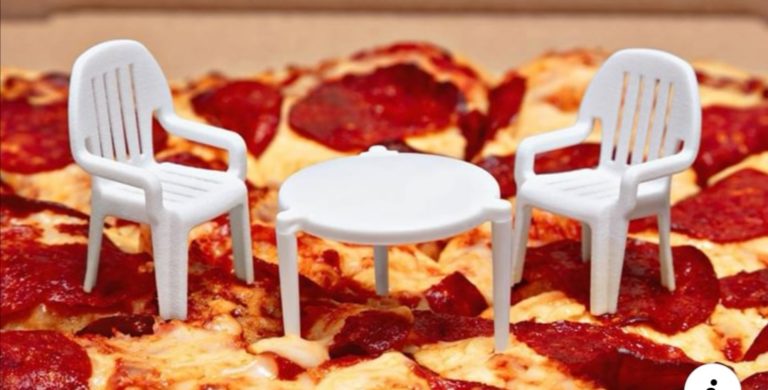 Une pizzeria met enfin de petites chaises autour de la table au milieu des pizzas 🍕