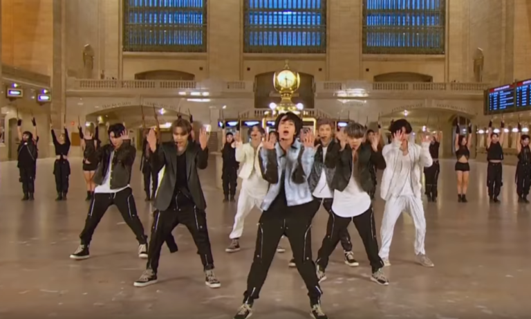 Panique : des Coréens font un flashmob, la gare se vide !