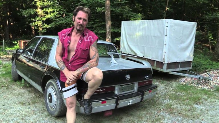 Un homme se fait passer pour Johnny Hallyday arnaque des centaines de retraités (VIDEO)