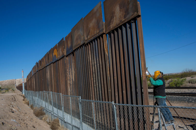Covid-19 in the USA: Mexicans finish the wall to protect Mexico
