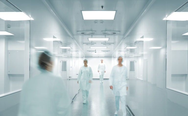 Les hôpitaux seront bientôt fermés, il y a trop de gens rassemblés au même endroit