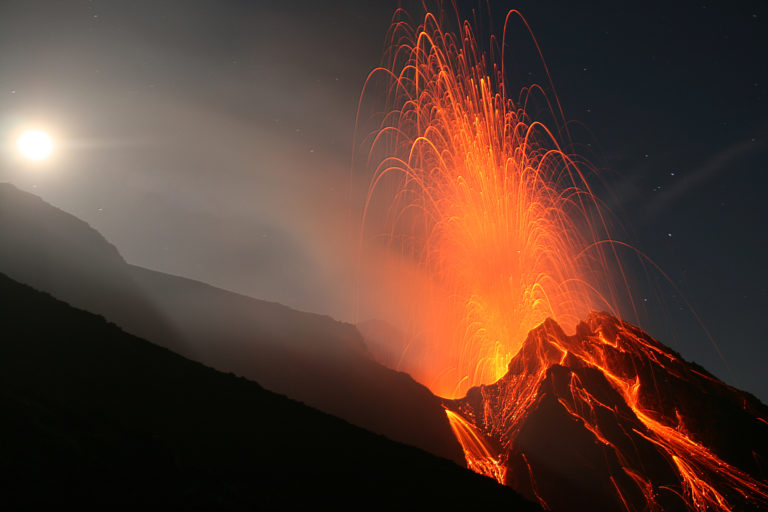 La lave en fusion soignerait le Coronavirus dans 100% des cas.