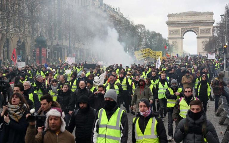 E.MACRON déclenche l&rsquo;article 16 et supprime les Gilets Jaunes !