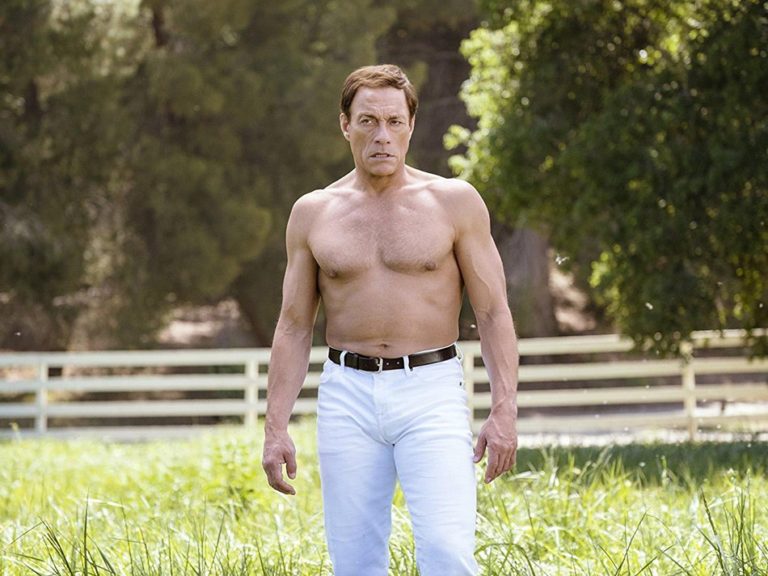 Jean Claude Vandamme adopte le nouveau salut avec le pied, 12 morts.