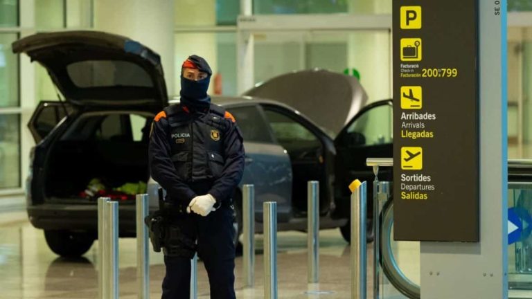 2 terroristes foncent en voiture dans l&rsquo;Aéroport de Barcelone. Aucune victime