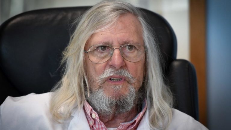 Le docteur Raoult soigne les malades du COVID-19 avec un mélange de chloroquine et de désinfectant selon les conseils de Trump