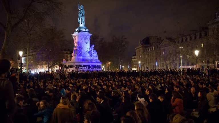 300.000 Parisiens réunis cette nuit pour fêter le reconfinement