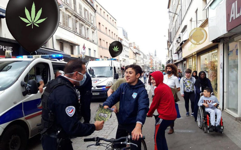 Pour redorer leur image, des policiers offrent du cannabis