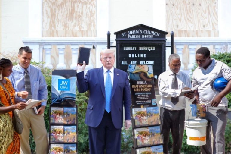 Trump recruté par les témoins de Jéhovah: la bible en tête des ventes
