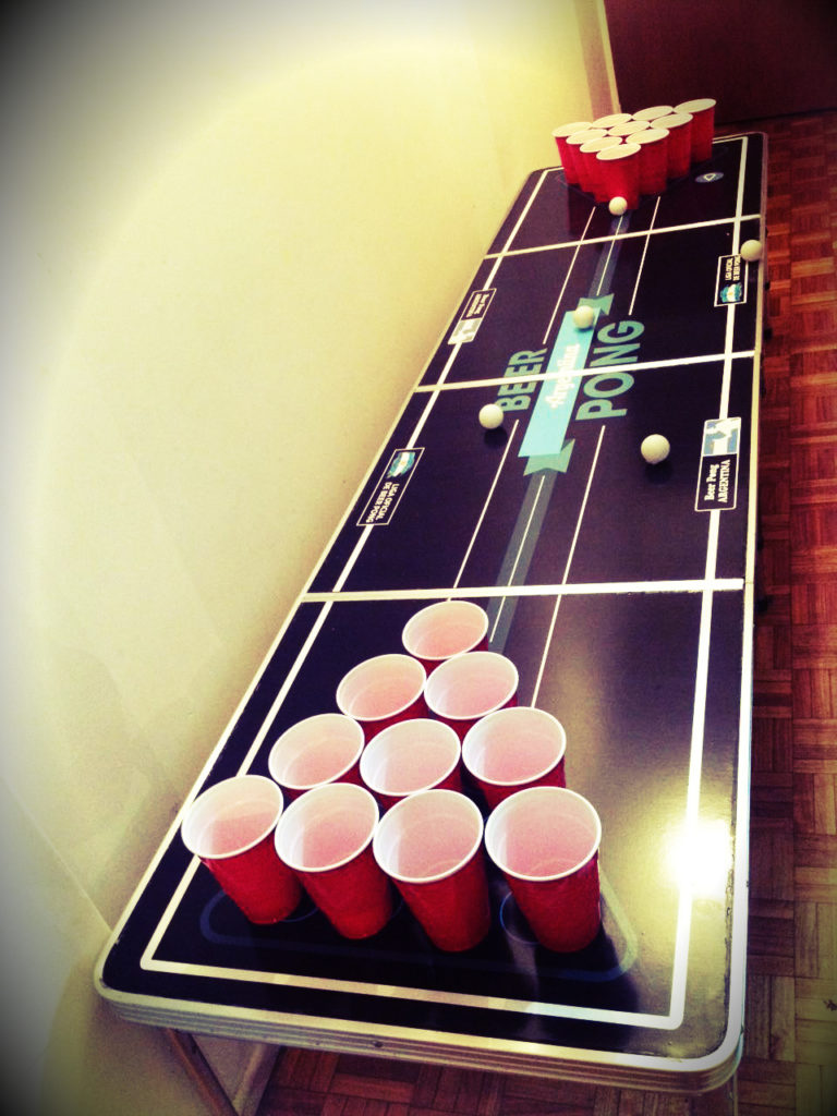 La fédération suisse de beerpong a tranché : le coude ne peut pas dépasser la table