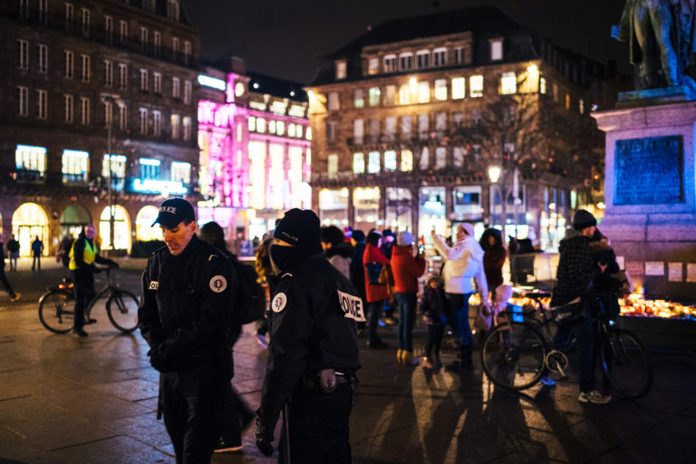 Couvre feu: Un agent de police passera dans chaque rue crier « CA VA ETRE TOUT NOIR »