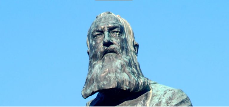 Lockdown partouze : la Hongrie s&rsquo;oppose au déboulonnement des statues de József Szájer