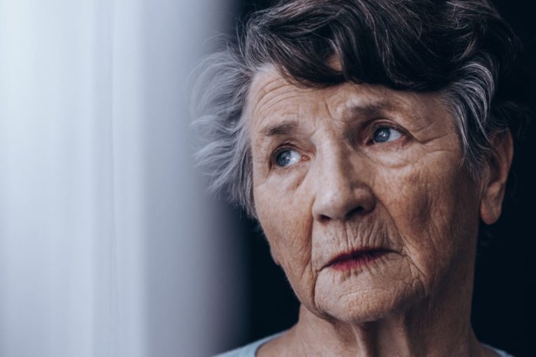 Depuis qu&rsquo;elle est vaccinée, elle capte la 5G et voit TOUT CE QUE VOUS FAITES SUR INTERNET.
