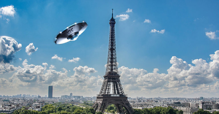 Un OVNI stationne au dessus de la tour Eiffel à Paris