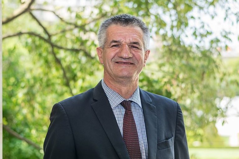 Flash info : Jean Lassalle est complétement sobre dans les rues de Paris !!!!!