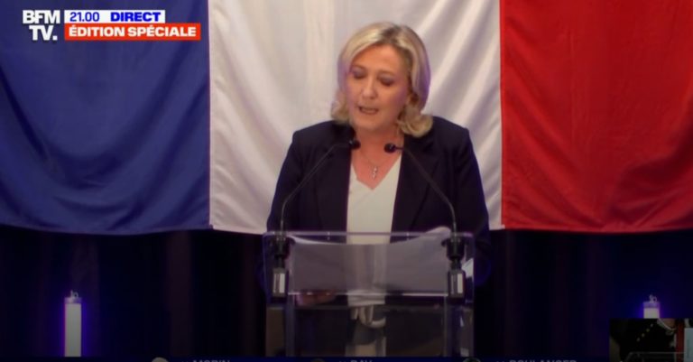 Marine Le Pen présente une machine à reboucher les bouteilles de champagne.
