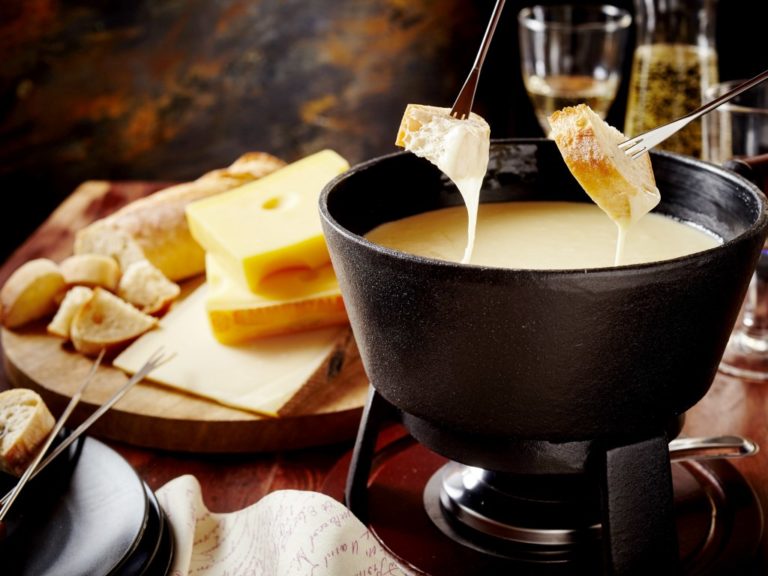 Scandale culinaire : Il mange une raclette en pleine canicule !
