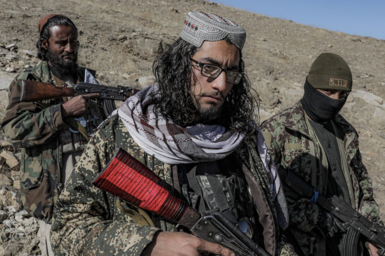 Les Talibans accueillent les réfugiés de la dictature sanitaire