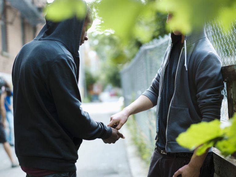 Le pass vaccinal et la carte d&rsquo;identité dorénavant exigés à l&rsquo;entrée des points de deal