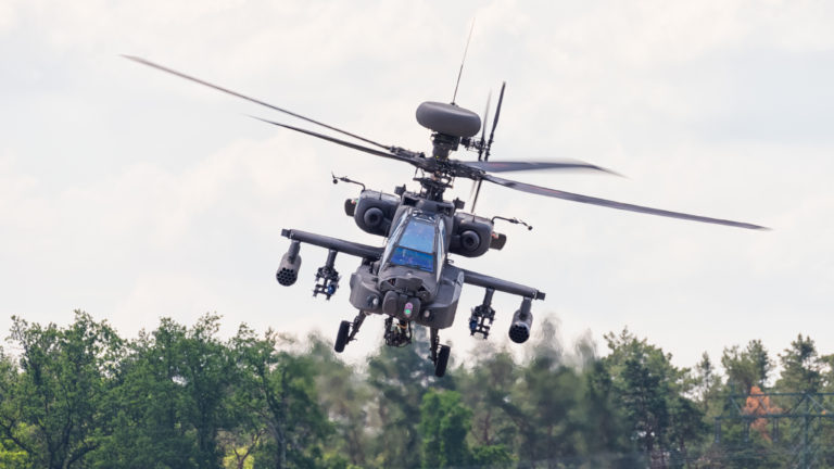 Transgenralité : il s&rsquo;identifie comme un hélicoptère apache et est abattu par un missile sol-air dès son entrée sur le territoire français