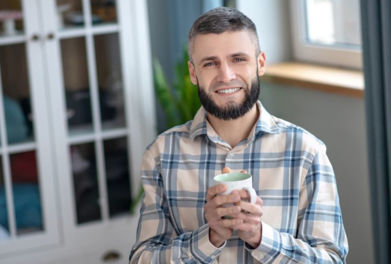 Il invente la tasse pour gaucher et réussit en affaires !