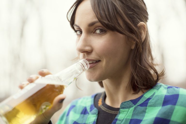 Boycott : depuis la privatisation de la source d&rsquo;eau de sa région par Nestlé, elle ne boit exclusivement que de la bière locale