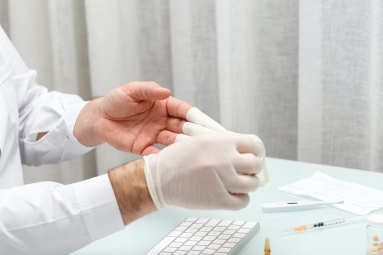 42% des Français ont voté avec des gants aujourd&rsquo;hui.