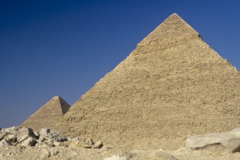 Il demande un visa pour l&rsquo;égypte et reçoit une carte visa avec les Pyramides dessus