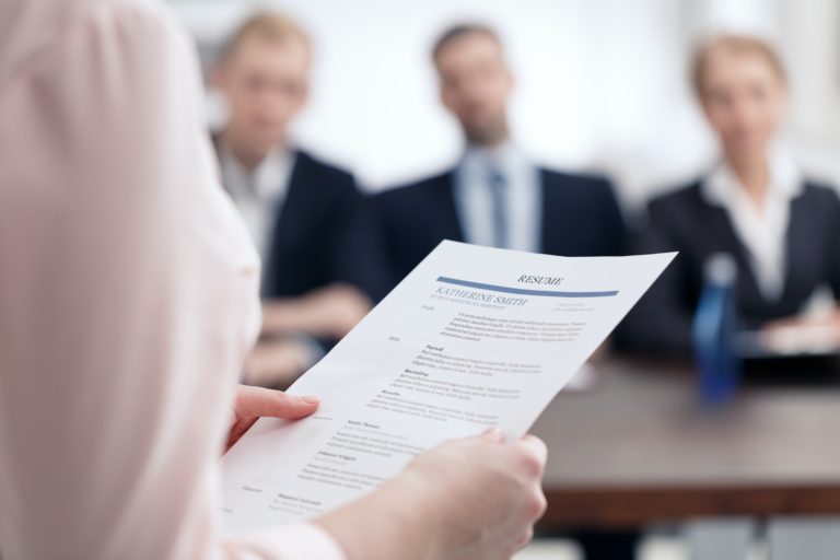 Conseils pratiques pour créer un CV unique adapté à votre secteur d&rsquo;activité