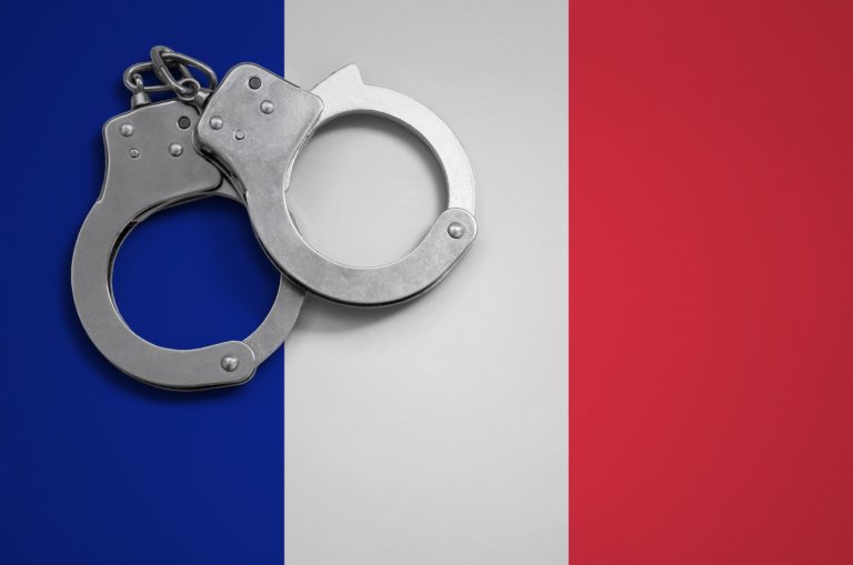 Cumul des emplois de fonctionnaire pour pallier aux pénuries : les policiers désormais autorisés à défendre les gens qu&rsquo;ils arrêtent devant le juge