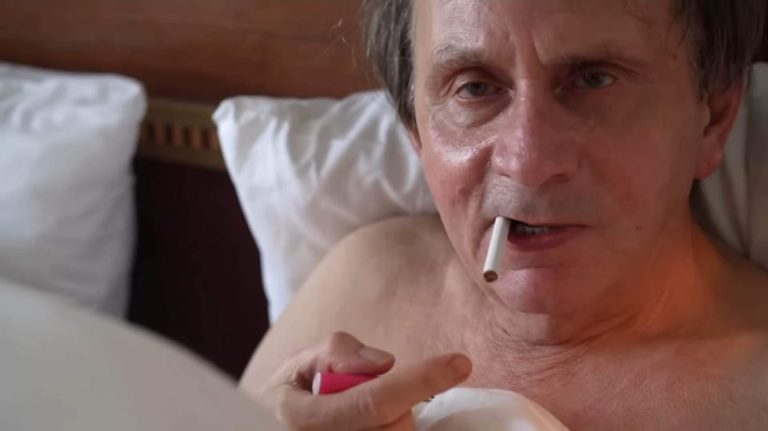 Quatre suicides et deux AVC durant la première du film pornographique de Michel Houellebecq