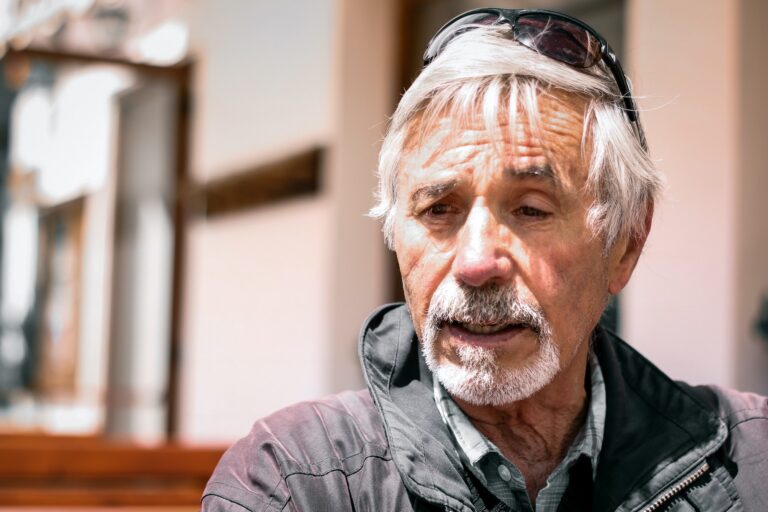 Un octogénaire bat le record du monde de saut à la perche avec son déambulateur