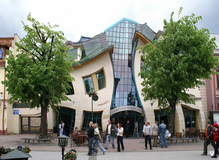 Mort de Guillaume Bats: De nombreux fans lui rendent hommage devant sa maison