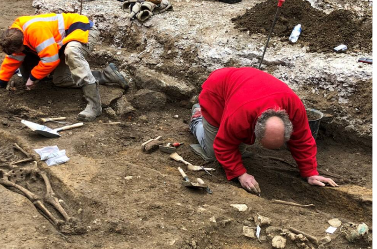 Les ossements des premiers ouvriers du Tram de Liège retrouvés sur le site: Le chantier à l&rsquo;arrêt pour fouilles archéologiques